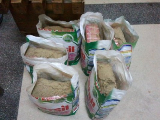 Ţigări de contrabandă, ascunse în saci de detergent, confiscate în Vama Veche